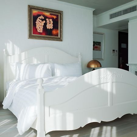 Art Mai Gallery Nimman Hotel Csiangmaj Kültér fotó A bed with a bed skirt