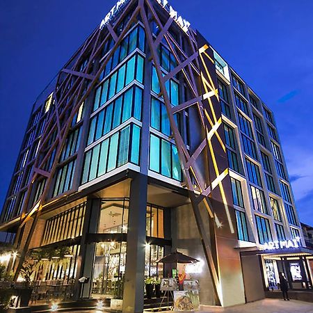 Art Mai Gallery Nimman Hotel Csiangmaj Kültér fotó The hotel at night