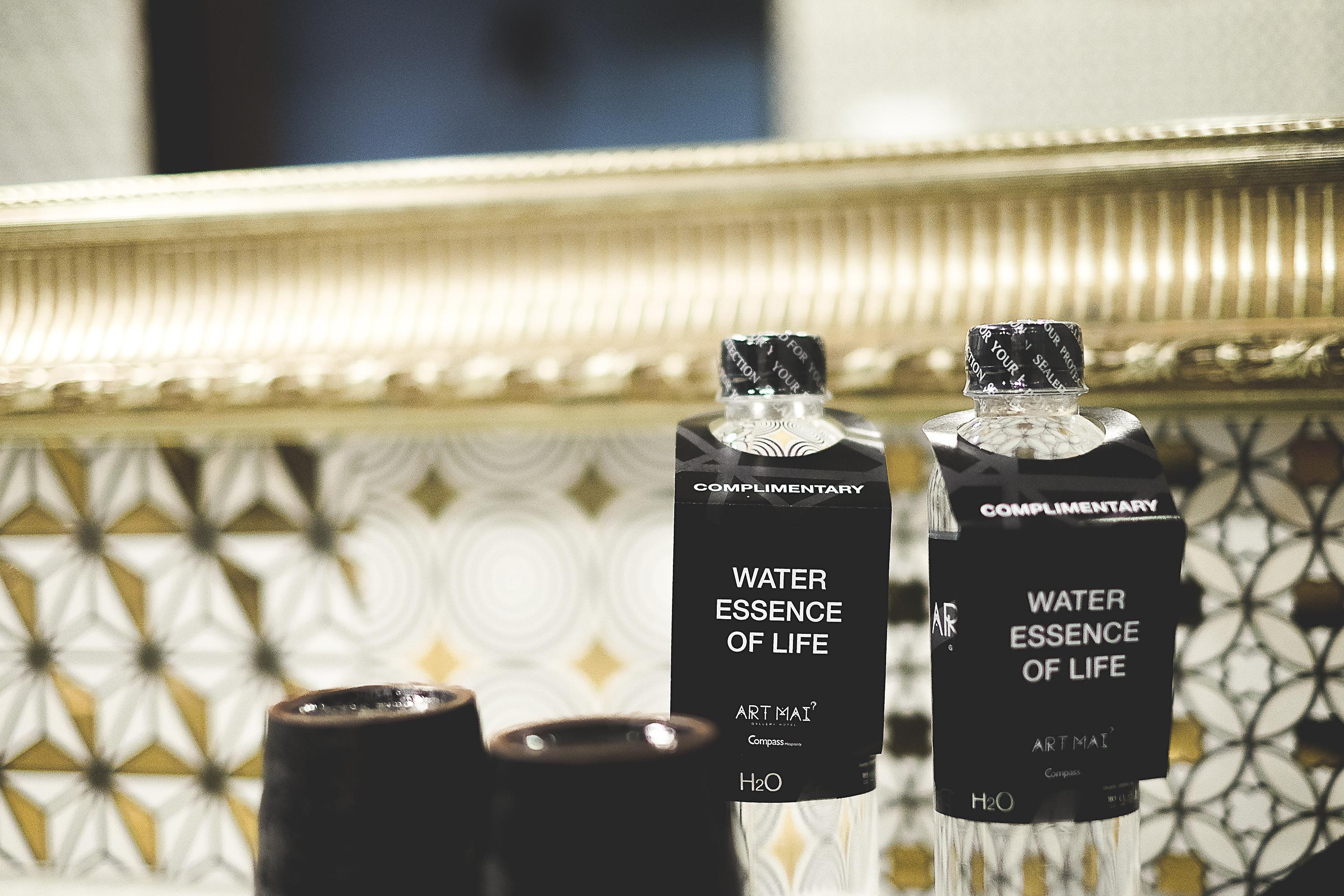 Art Mai Gallery Nimman Hotel Csiangmaj Kültér fotó Bottles of water at the Ritz-Carlton