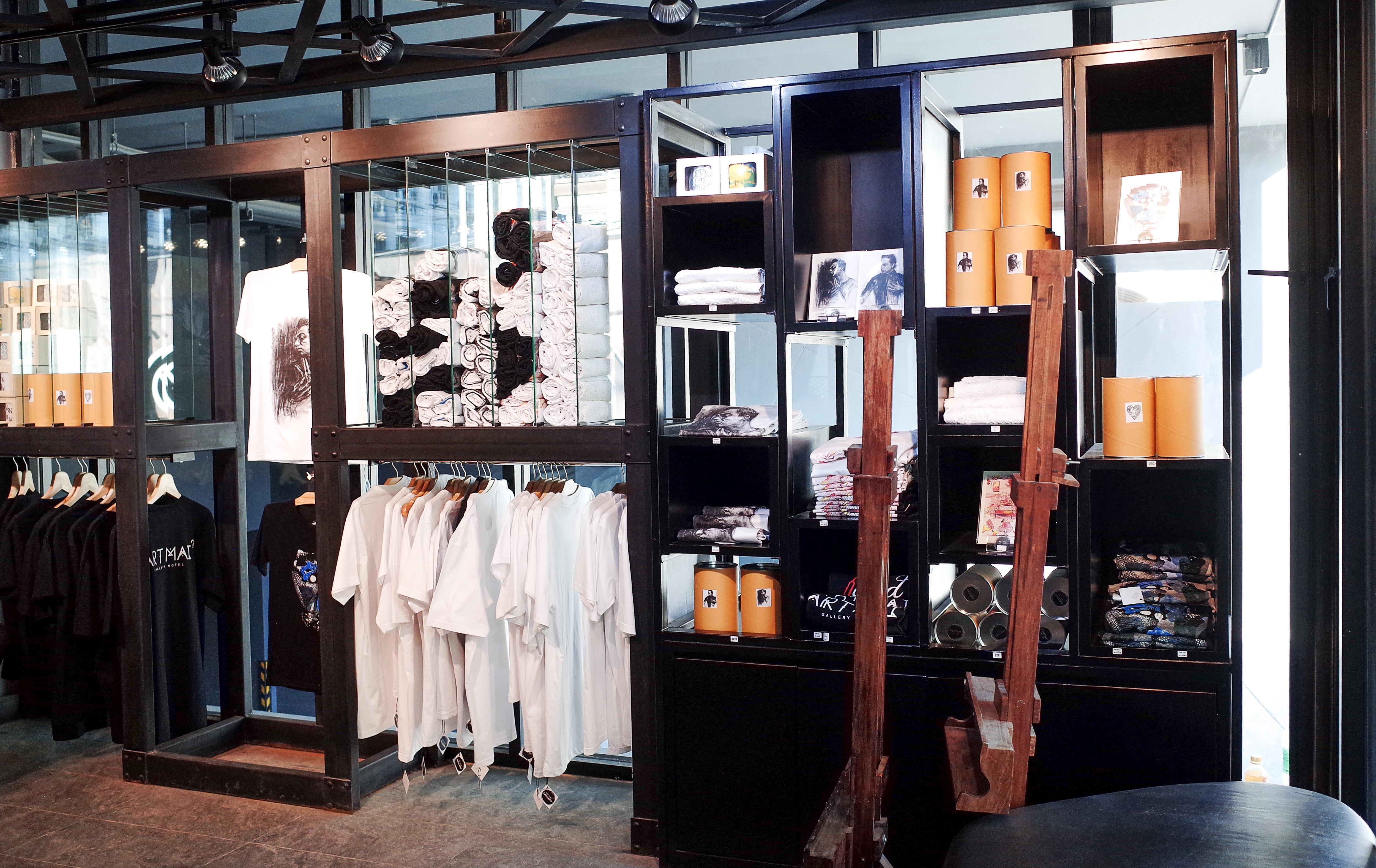 Art Mai Gallery Nimman Hotel Csiangmaj Kültér fotó The gift shop at the Chengdu Research Base of Giant Panda Breeding