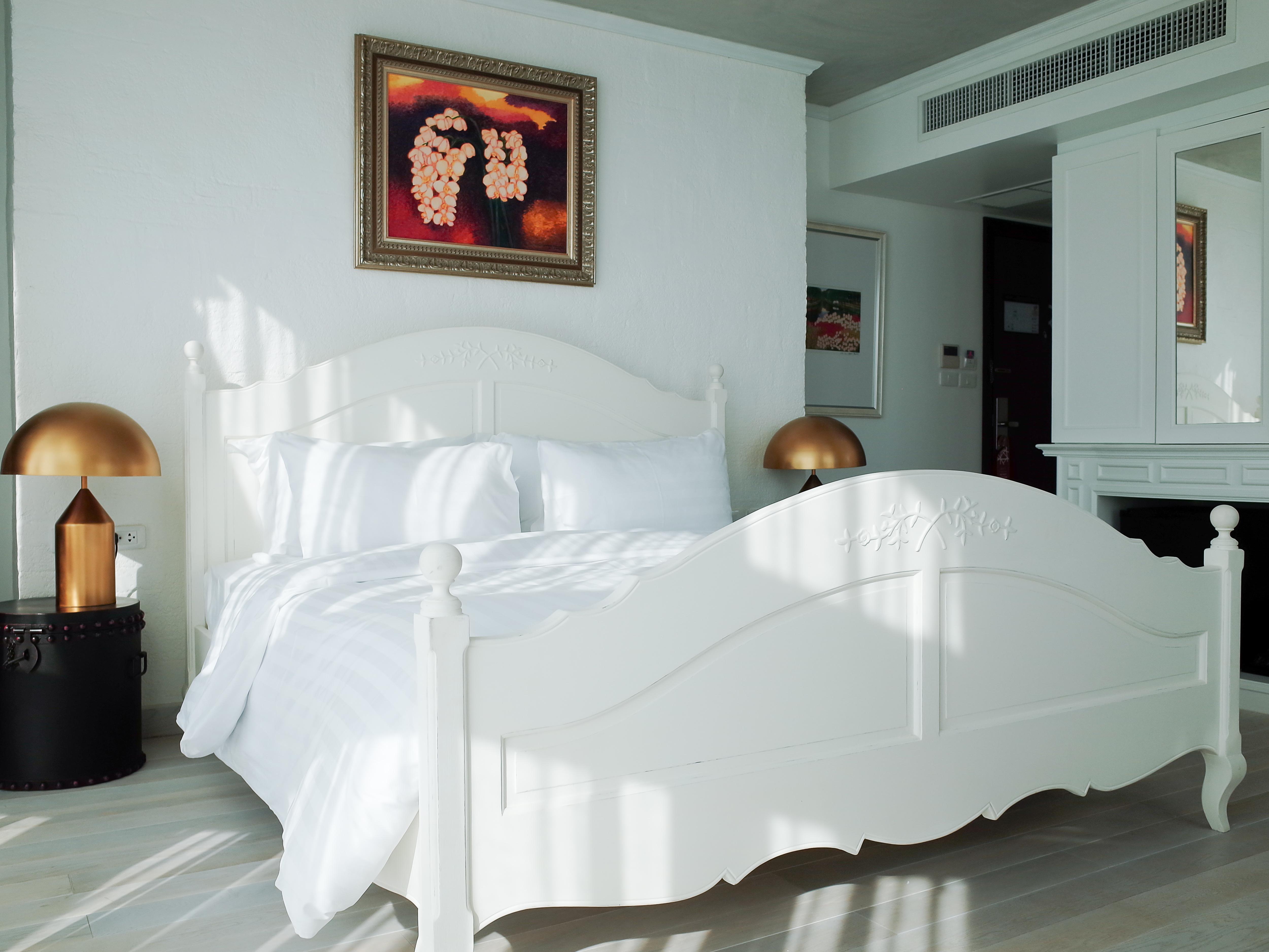 Art Mai Gallery Nimman Hotel Csiangmaj Kültér fotó A bed with a bed skirt