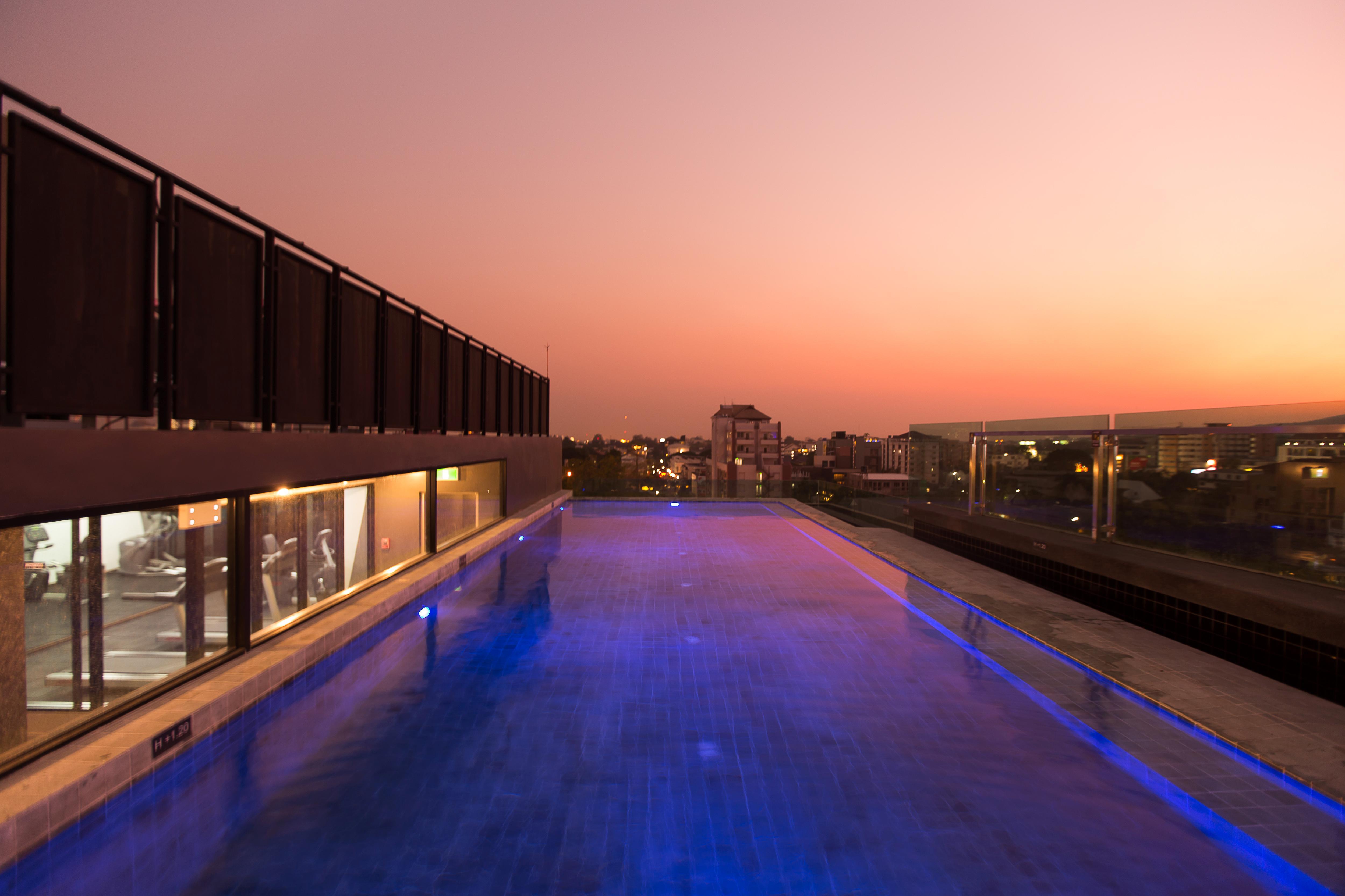 Art Mai Gallery Nimman Hotel Csiangmaj Kültér fotó Rooftop pool at the hotel