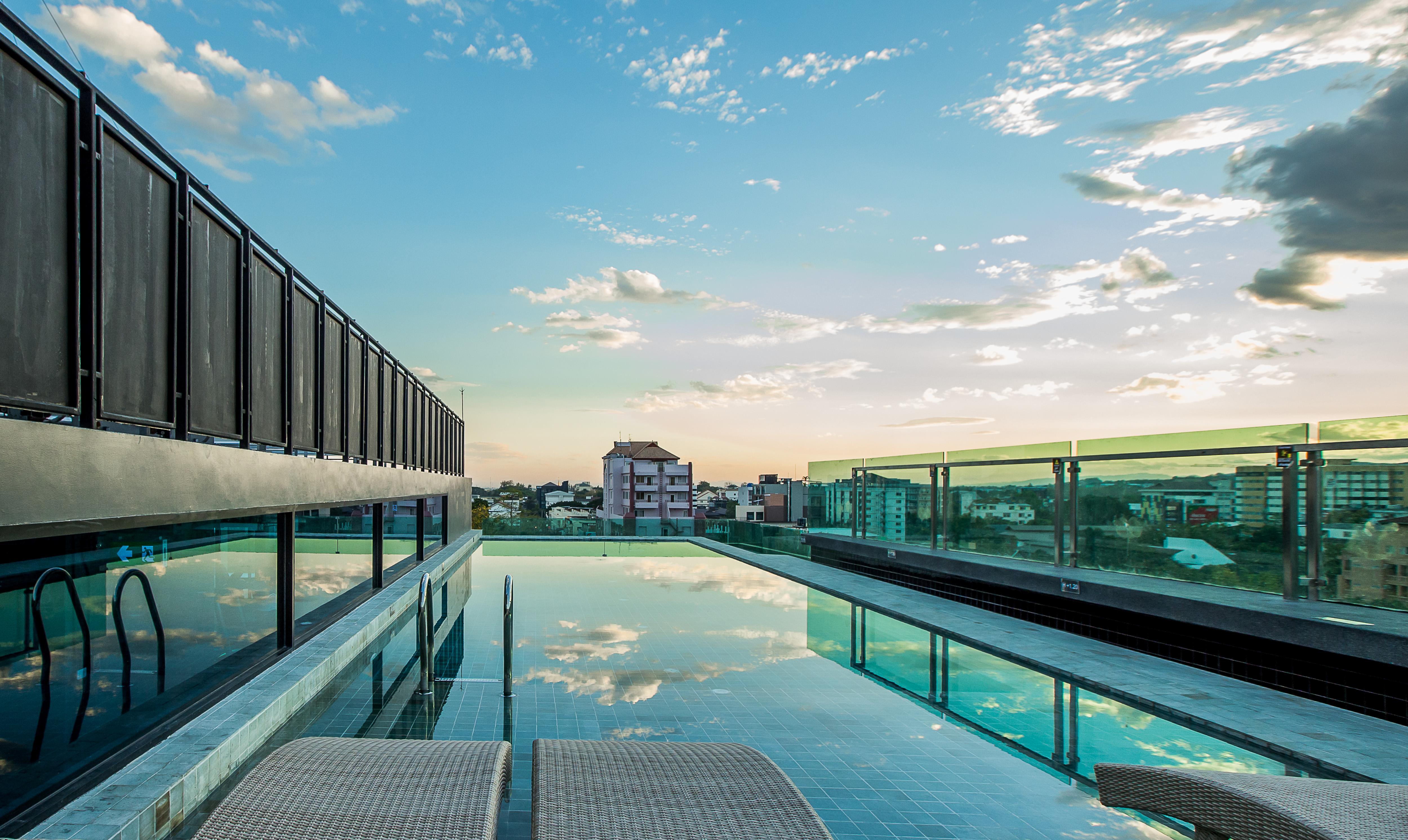 Art Mai Gallery Nimman Hotel Csiangmaj Kültér fotó The rooftop pool at the hotel