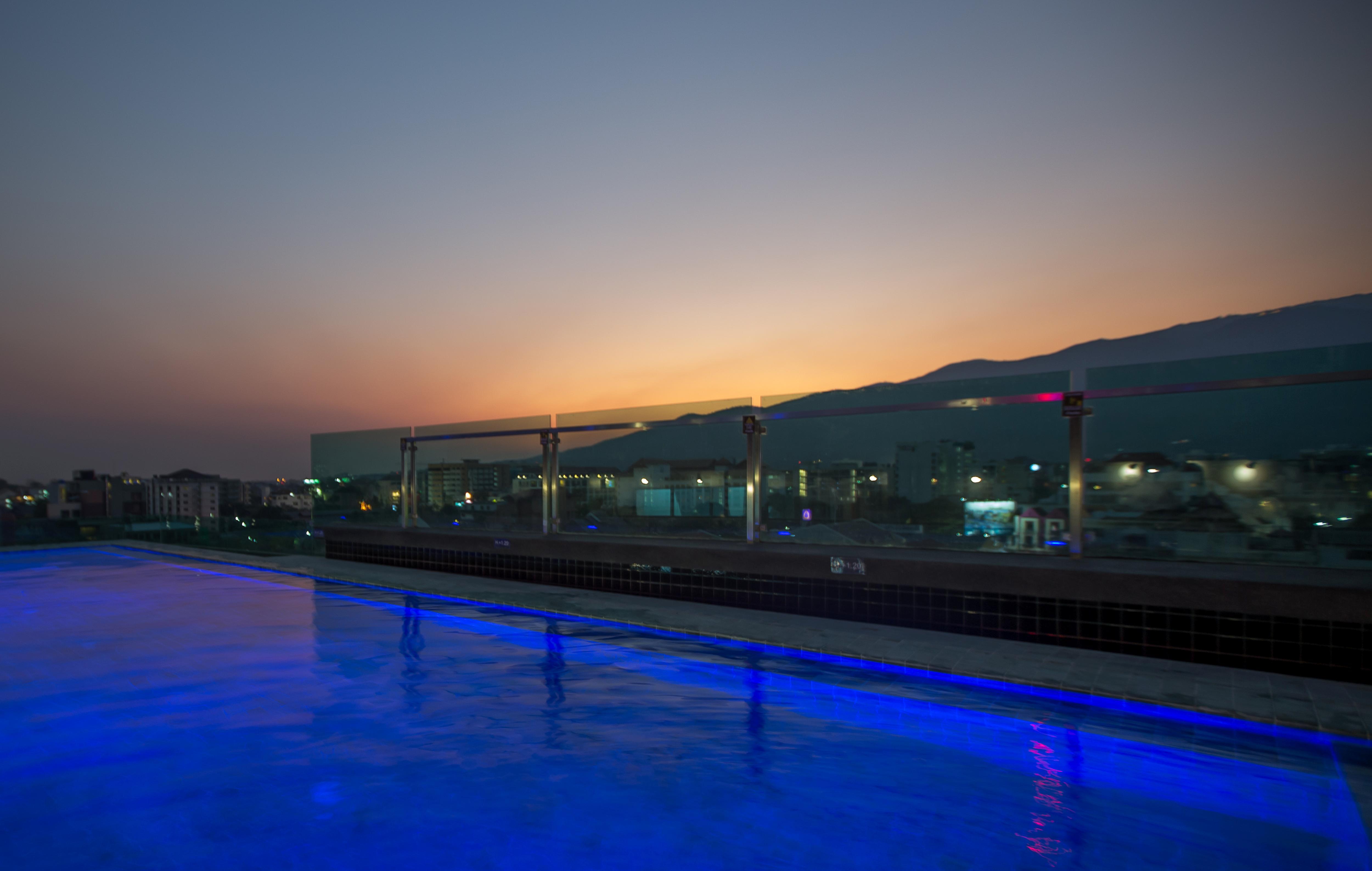 Art Mai Gallery Nimman Hotel Csiangmaj Kültér fotó The rooftop pool at the hotel