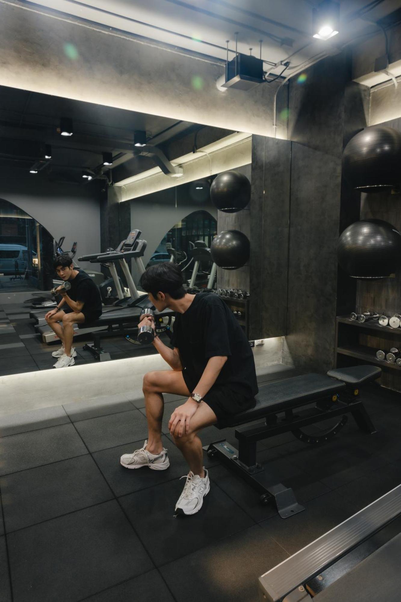 Art Mai Gallery Nimman Hotel Csiangmaj Kültér fotó A man in a gym