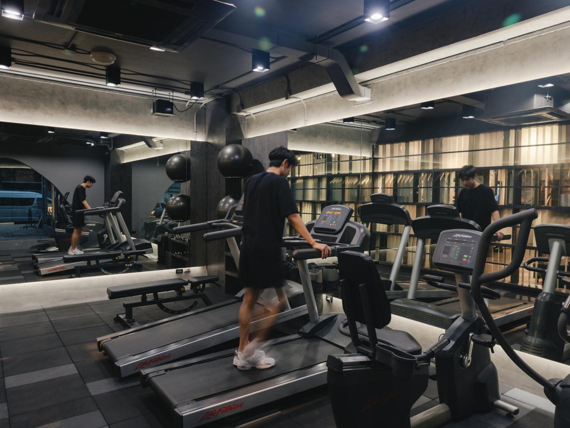 Art Mai Gallery Nimman Hotel Csiangmaj Kültér fotó A treadmill in a gym