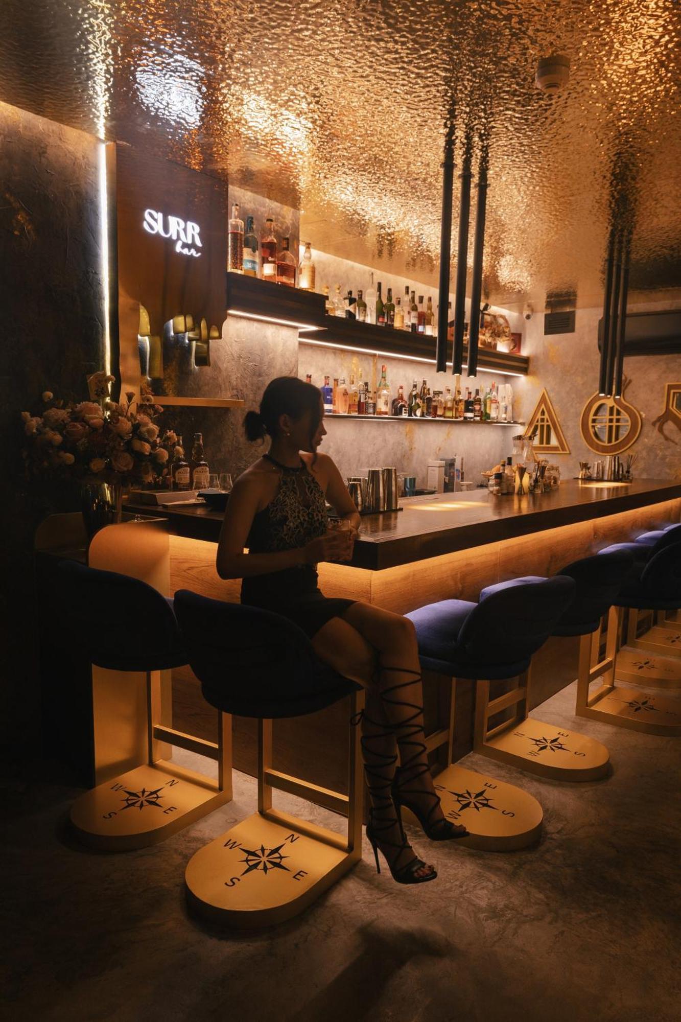 Art Mai Gallery Nimman Hotel Csiangmaj Kültér fotó The bar at the London Edition