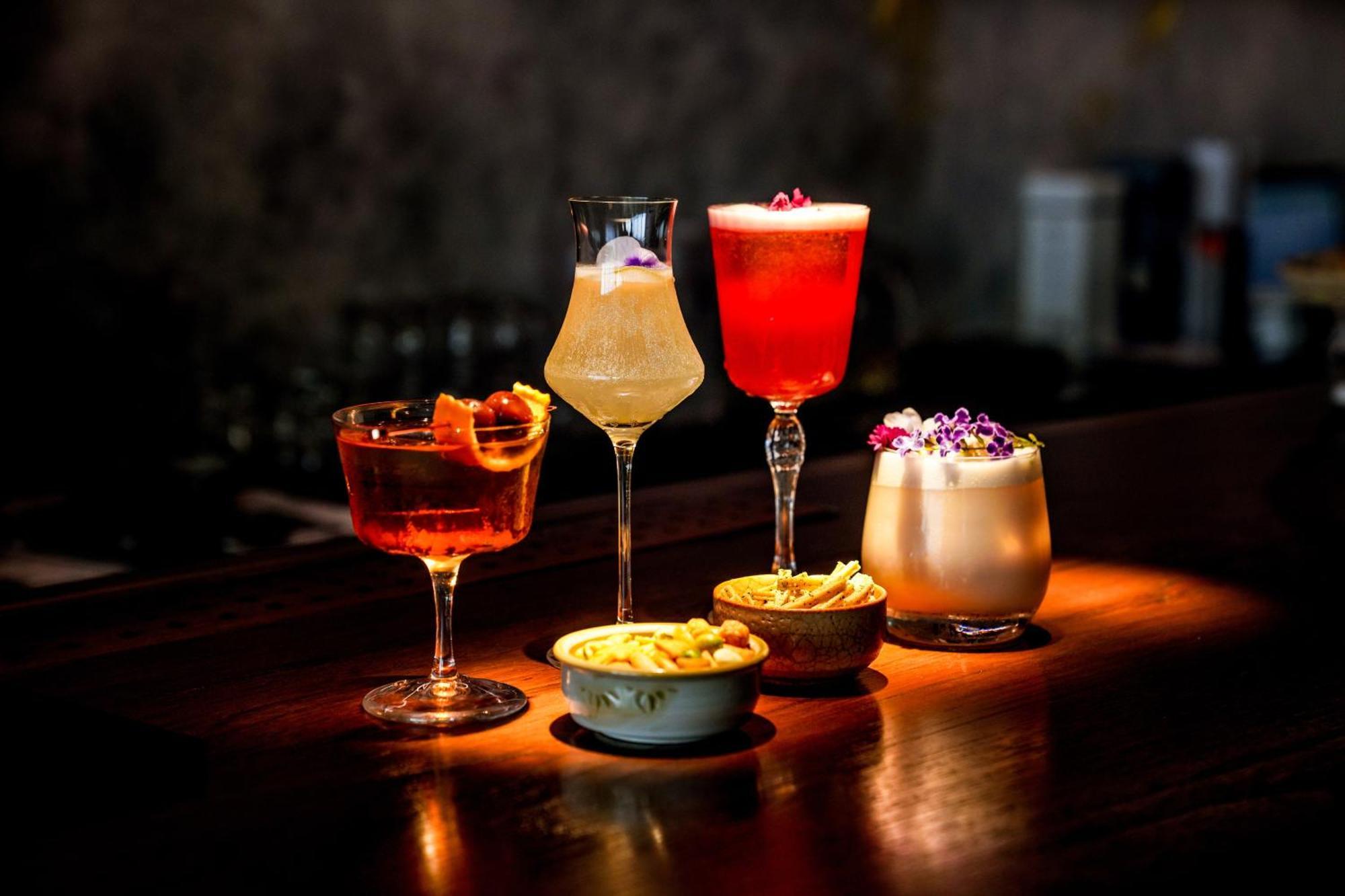 Art Mai Gallery Nimman Hotel Csiangmaj Kültér fotó Cocktails at the bar