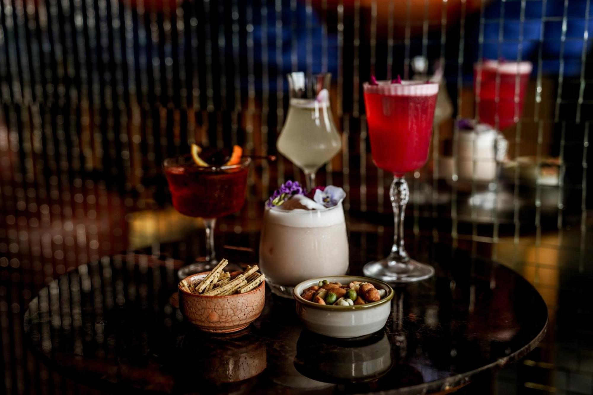 Art Mai Gallery Nimman Hotel Csiangmaj Kültér fotó A selection of cocktails at the bar